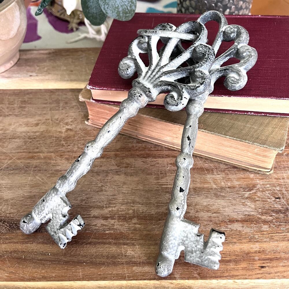 Heavy Cast Metal Skeleton Keys on Ring Weathered White Wash Finish Fleur De Lis